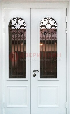 Белая стальная дверь стекло с ковкой и филенкой ДСК-201 в Куровском