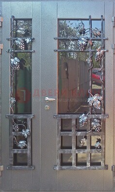 Распашная уличная дверь Порошок со стеклом и ковкой ДСК-221 в Куровском