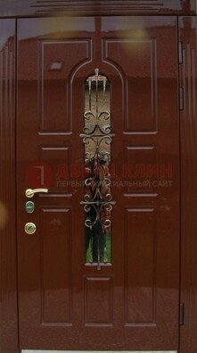 Красивая металлическая дверь со стеклом и ковкой ДСК-33 в Куровском