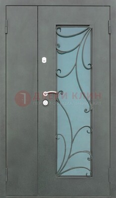 Двухстворчатая железная дверь со стеклом и ковкой ДСК-40 в Куровском
