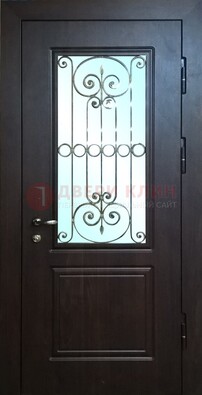 Железная дверь со стеклом и ковкой ДСК-65 для общественных зданий в Санкт-Петербурге