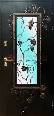 Железная дверь со стеклом и ковкой ДСК-70 для деревянного дома в Санкт-Петербурге