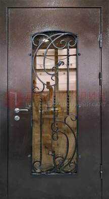 Металлическая дверь со стеклом и ковкой ДСК-95 для магазина в Казани