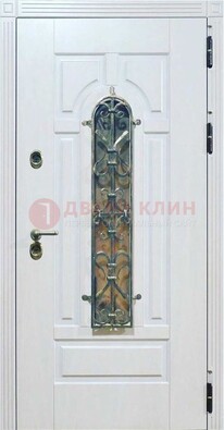 Белая остекленная металлическая дверь с ковкой ДСК-98 в Куровском