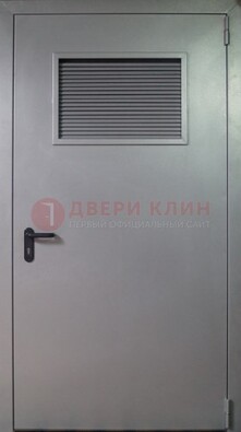 Серая железная техническая дверь с вентиляционной решеткой ДТ-12 в Куровском