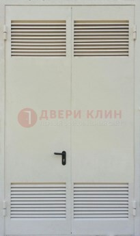 Белая металлическая техническая дверь с вентиляционной решеткой ДТ-6 в Куровском