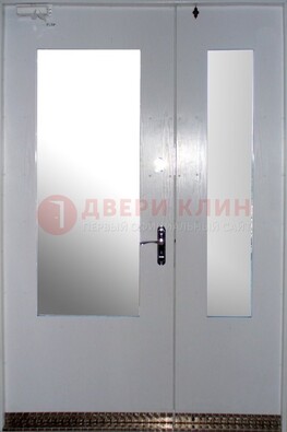Белая  тамбурная дверь со стеклянными вставками ДТМ-18 в Куровском