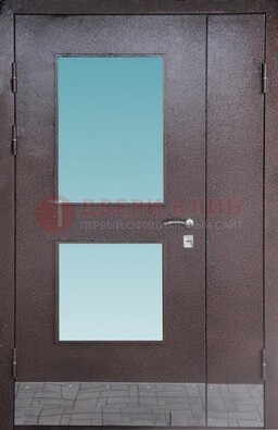 Коричневая тамбурная дверь со стеклянными вставками ДТМ-21 в Уфе