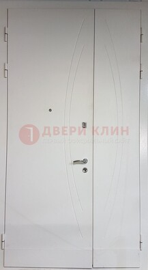 Белая тамбурная дверь ДТМ-31 в Выборге