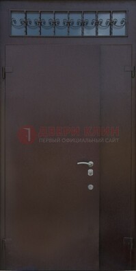 Коричневая тамбурная дверь со стеклянными вставками и ковкой ДТМ-39 в Выборге