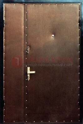 Коричневая тамбурная дверь с оформлением ДТМ-40 в Лобне