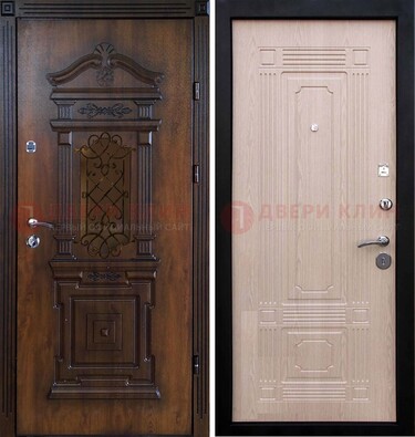 Входная коричневая дверь с виноритом и узором Белый дуб внутри ДВТ-126 в Куровском