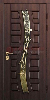 Уличная темная филенчатая дверь с виноритом и МДФ Итальянский орех ДВТ-142 в Куровском