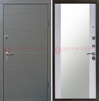 Темная входная дверь со светлой панелью внутри и зеркалом ДЗ-54 в Куровском