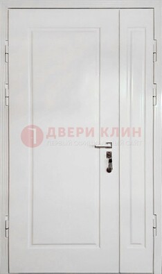 Полуторная металлическая дверь с МДФ в белом цвете ПЛ-24 в Куровском