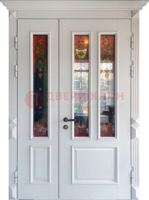 Белая полуторная металлическая дверь с витражом ВЖ-12 в Куровском