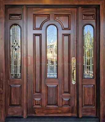 Железная классическая дверь с массивом дуба и витражом ВЖ-18 в Куровском