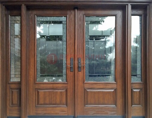 Распашная стальная дверь с массивом с витражом и фрамугами ВЖ-21 в Куровском