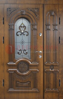 Коричневая двухстворчатая железная дверь с МДФ и витражом ВЖ-32 в Куровском